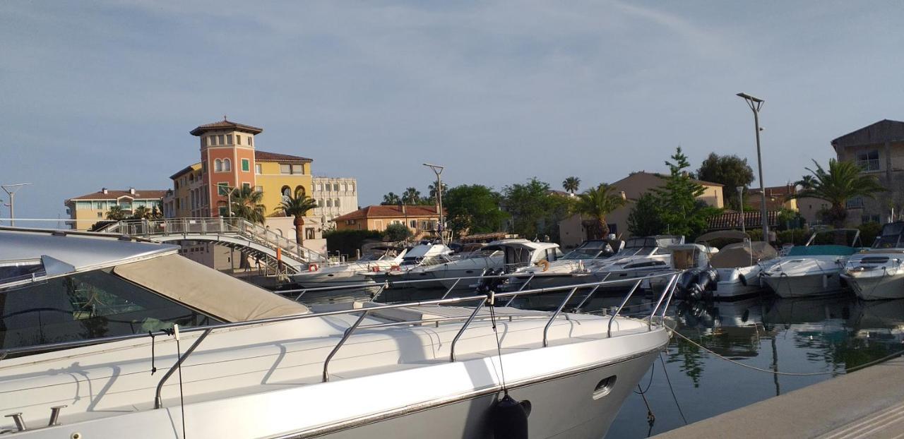Sur Le Quai De Port Frejus Appartement Buitenkant foto