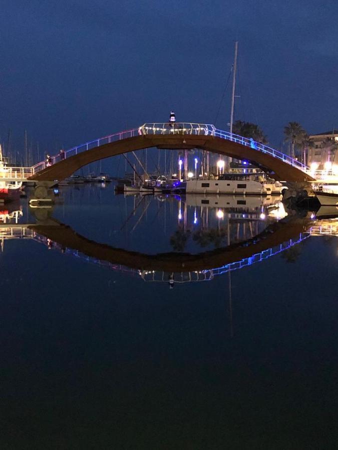 Sur Le Quai De Port Frejus Appartement Buitenkant foto